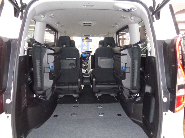 サードシート跳ね上げ状態　　　　　　　Y