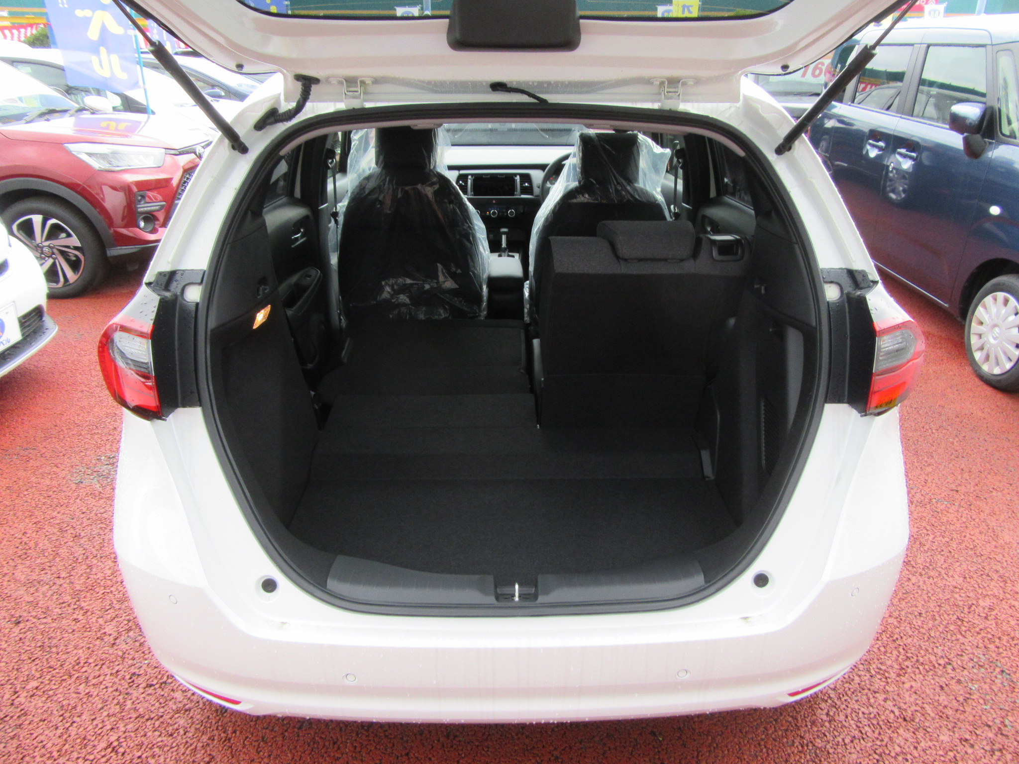 乗せる荷物に合わせてシートアレンジ可能　　　T.O