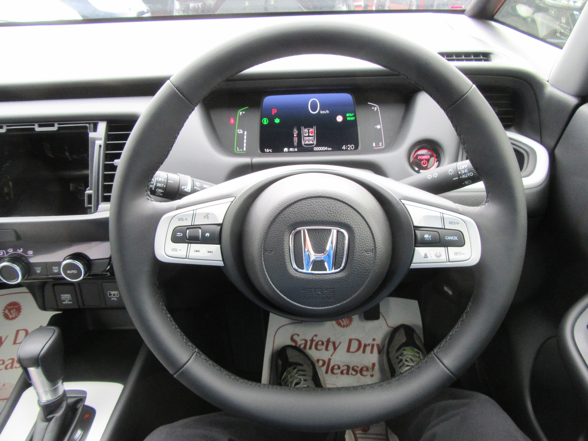 ハンドルのスイッチで簡単なオーディオ操作可能