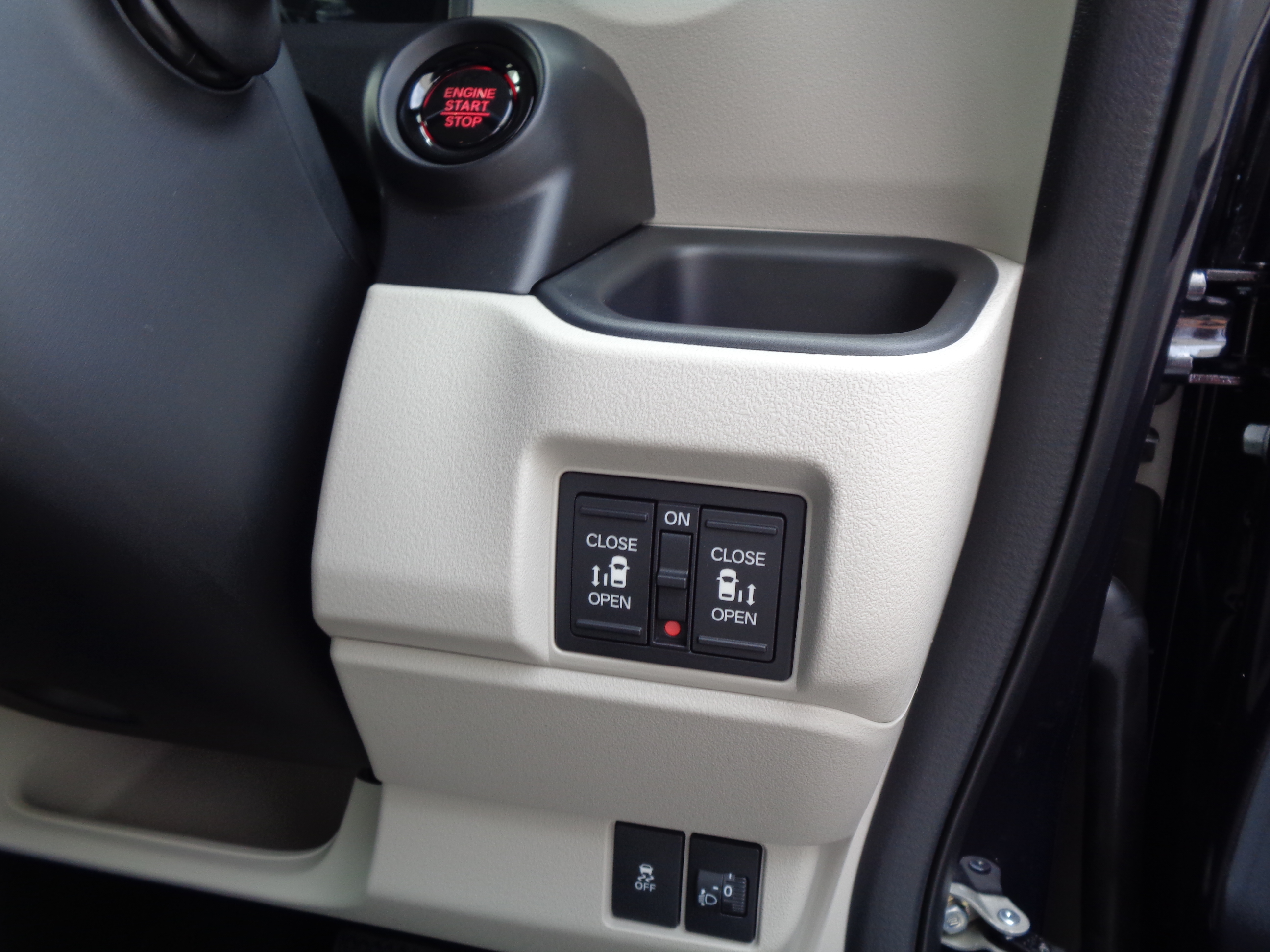 スタートスイッチ　両側電動スライドドア　トラクションコントロールOFFスイッチ　ヘッドライトレベライザー