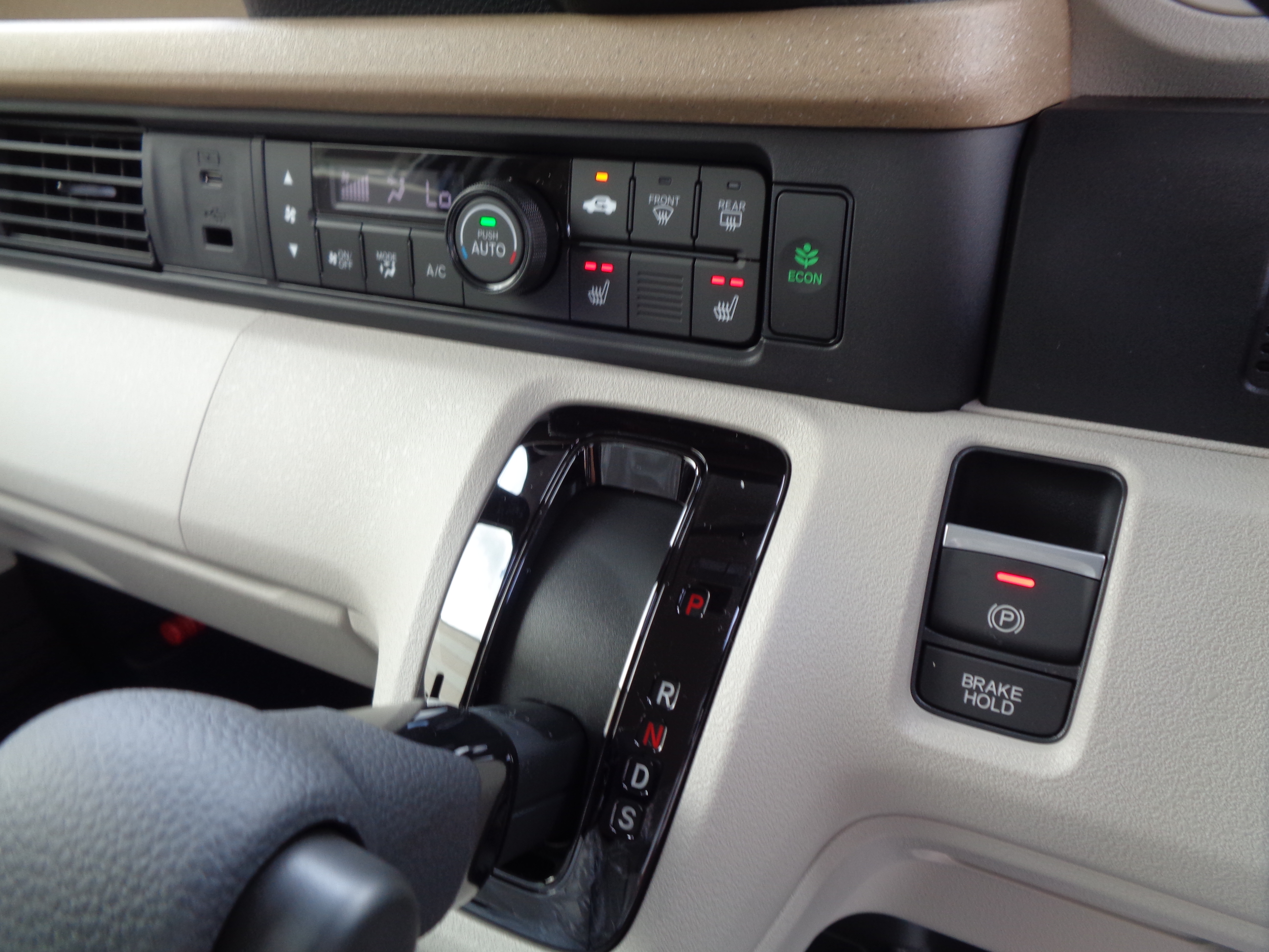 フルオートエアコン　運転席＆助手席シートヒーター　電子制御パーキングブレーキ