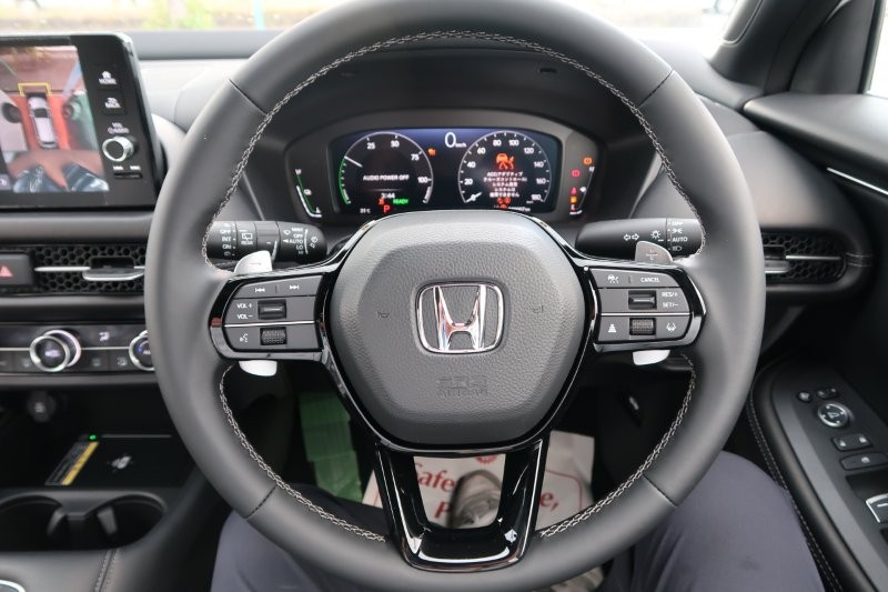 ハンドルのスイッチで簡単なオーディオ操作可能