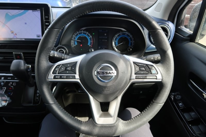 ハンドルのスイッチで簡単なオーディオ操作可能
