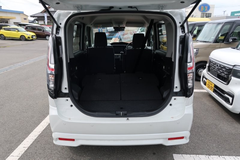 乗せる荷物に合わせてシートアレンジ可能　　　T.O