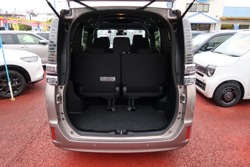 乗せる荷物に合わせてシートアレンジ可能　　　T.O