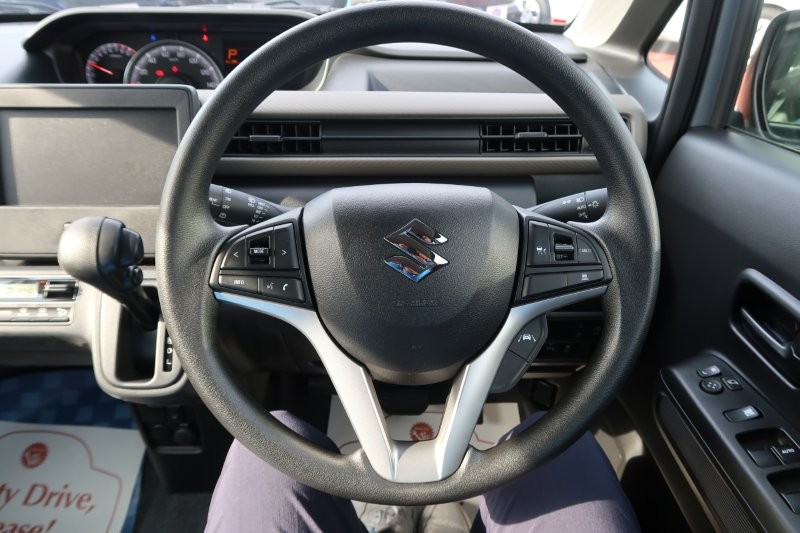 ハンドルのスイッチで簡単なオーディオ操作可能