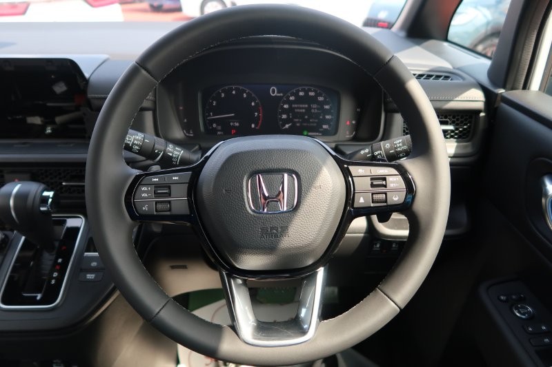 ハンドルのスイッチで簡単なオーディオ操作可能