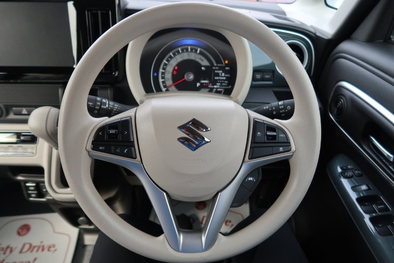 ハンドルのスイッチで簡単なオーディオ操作可能