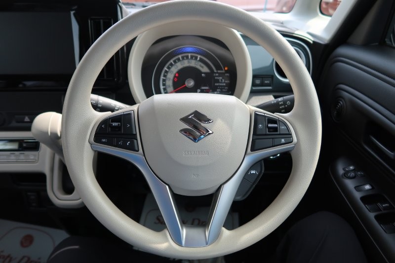 ハンドルのスイッチで簡単なオーディオ操作可能