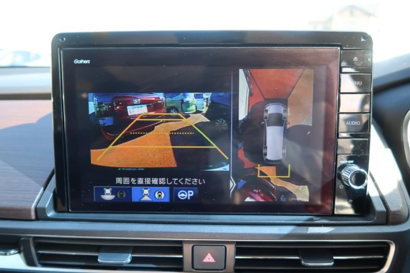 上から見たようなモニターで駐車をアシスト