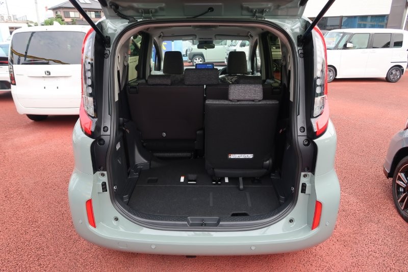 ７人乗り　乗せる荷物に合わせてシートアレンジ可能　　　T.O