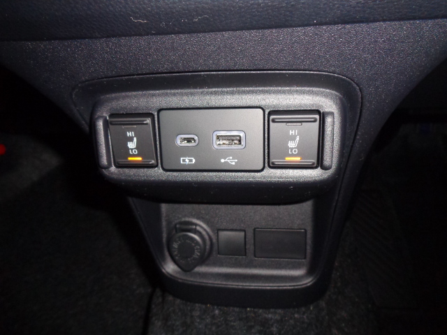 運転席＆助手席シートヒーター　充電用ＵＳＢ端子（ＴＹＰＥ－Ｃ）、通信用ＵＳＢ端子（ＴＹＰＥ－Ａ）