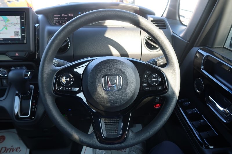 ハンドルのスイッチで簡単なオーディオ操作可能