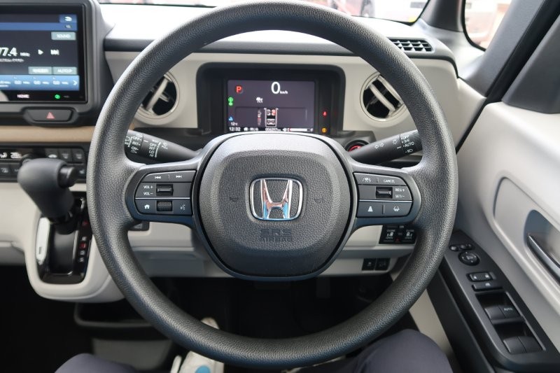 ハンドルのスイッチで簡単なオーディオ操作可能