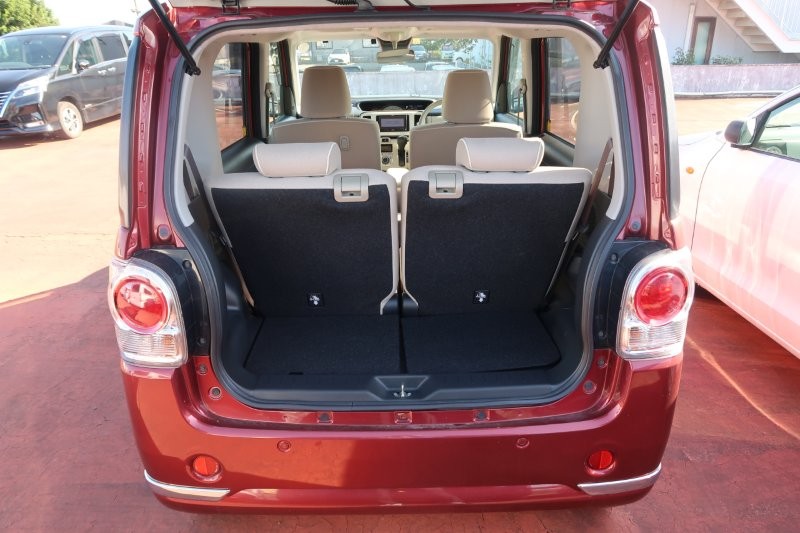 分割シートでリクライニングとスライド自在