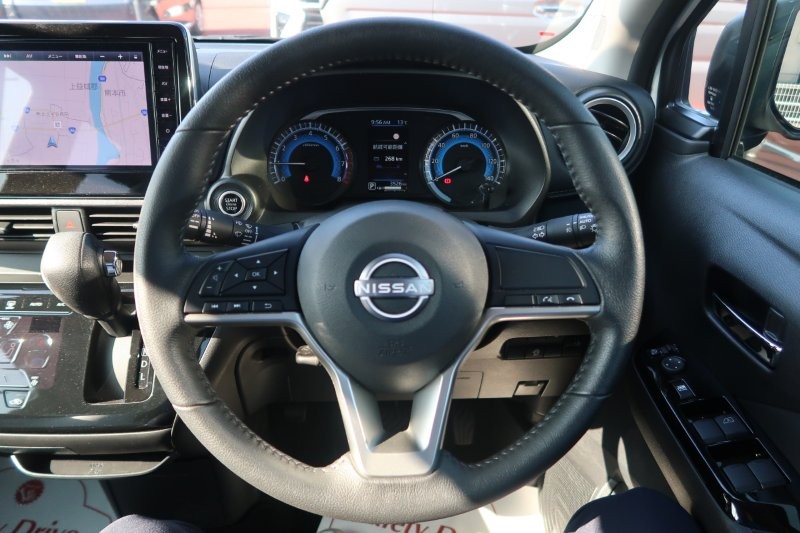 ハンドルのスイッチで簡単なオーディオ操作可能