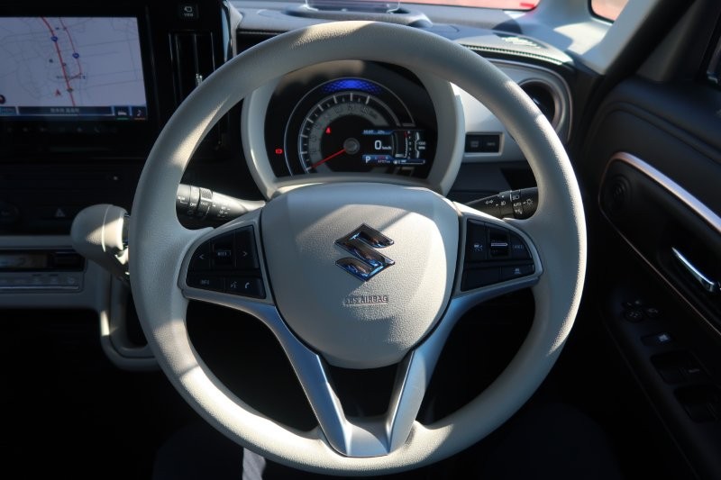 ハンドルのスイッチで簡単なオーディオ操作可能