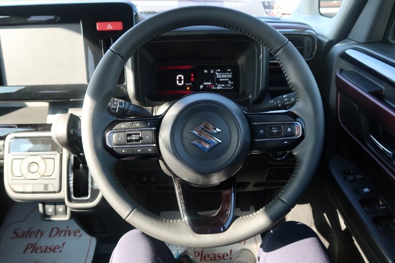 ハンドルのスイッチで簡単なオーディオ操作可能