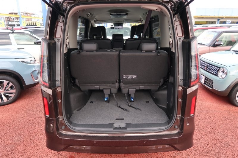 乗せる荷物に合わせてシートアレンジ可能　　　T.O