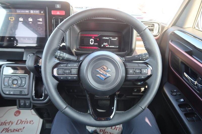 ハンドルのスイッチで簡単なオーディオ操作可能