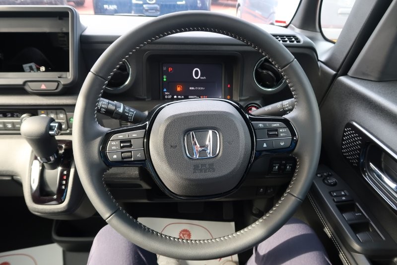 ハンドルのスイッチで簡単なオーディオ操作可能