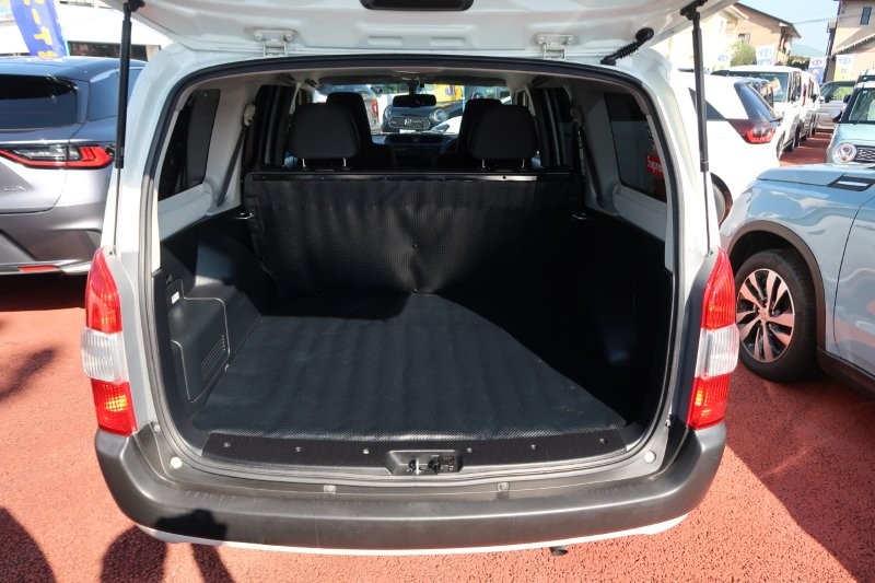 荷物もたくさん積めるラゲッジスペース　　　T.O