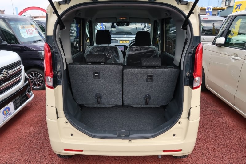 分割シートでリクライニングとスライド自在