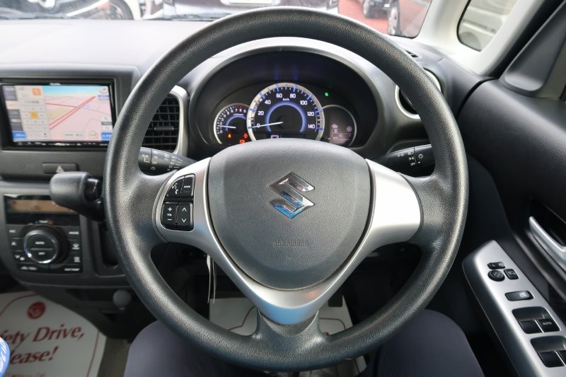 ハンドルのスイッチで簡単なオーディオ操作可能