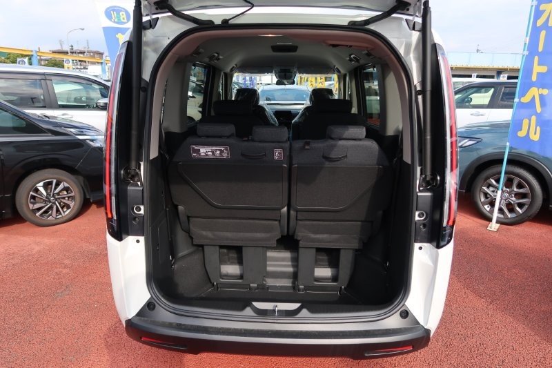 ７人乗り　乗せる荷物に合わせてシートアレンジ可能　　　T.O