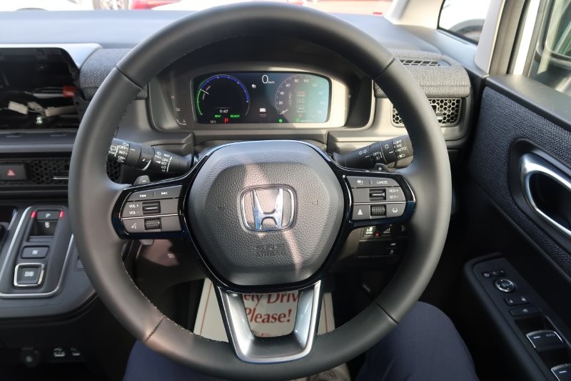 ハンドルのスイッチで簡単なオーディオ操作可能