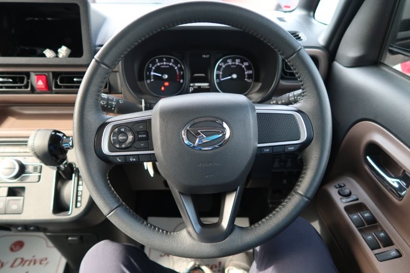 ハンドルのスイッチで簡単なオーディオ操作可能