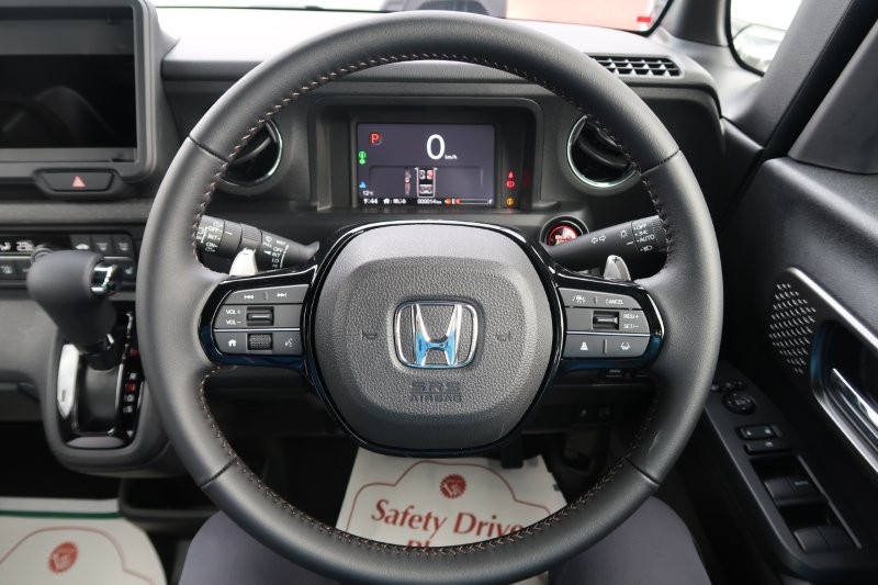 ハンドルのスイッチで簡単なオーディオ操作可能