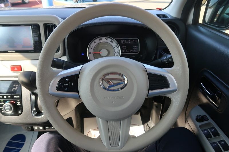 ハンドルのスイッチで簡単なオーディオ操作可能