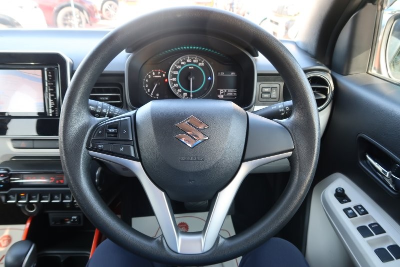 ハンドルのスイッチで簡単なオーディオ操作可能