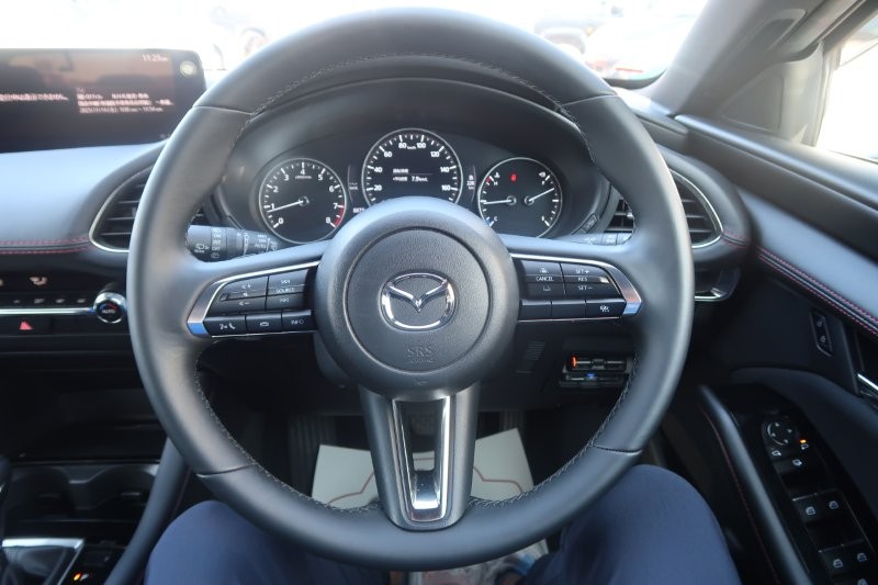 ハンドルのスイッチで簡単なオーディオ操作可能