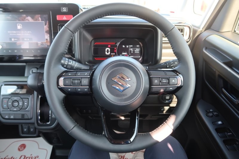 ハンドルのスイッチで簡単なオーディオ操作可能