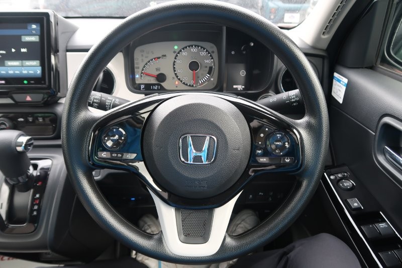 ハンドルのスイッチで簡単なオーディオ操作可能