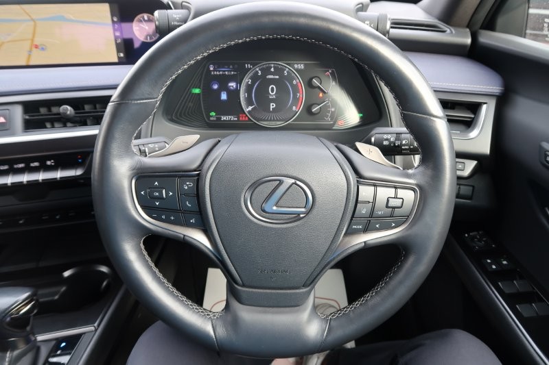 ハンドルのスイッチで簡単なオーディオ操作可能