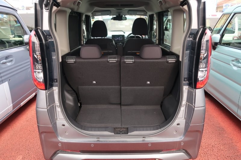 乗せる荷物に合わせてシートアレンジ可能　　　T.O