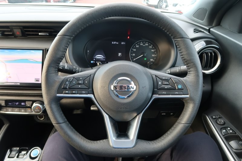 ハンドルのスイッチで簡単なオーディオ操作可能