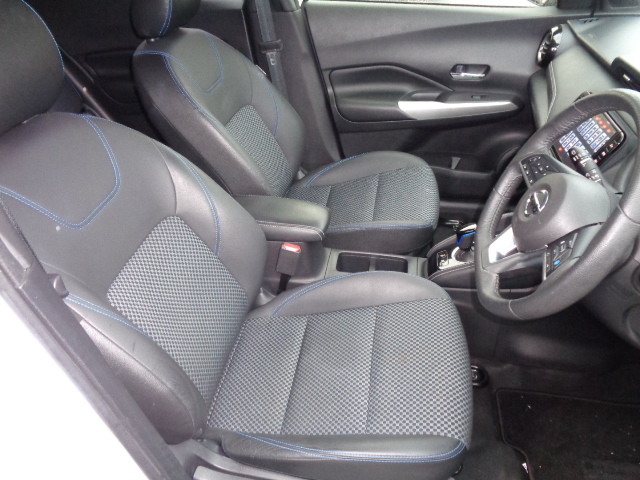 運転席シートリフター付　アームレスト付