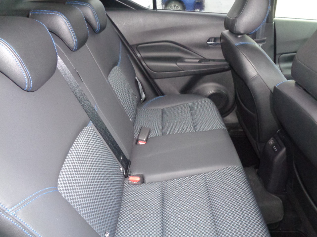 ６：４分割可倒式リヤシート