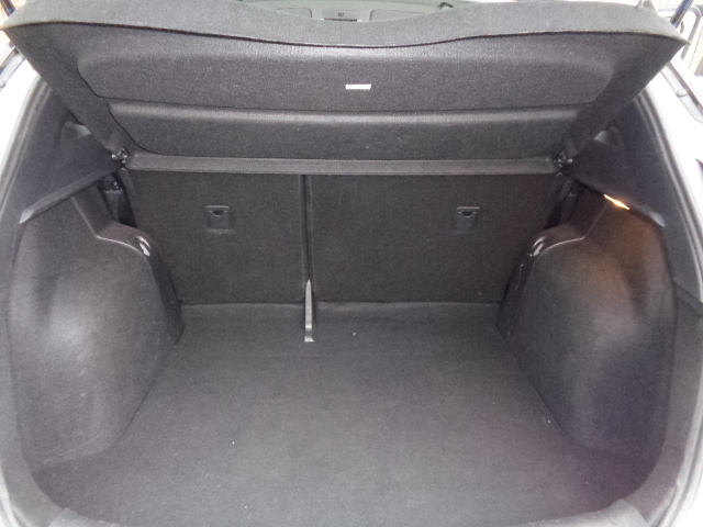 ラゲッジスペース　トノボード付　　　　　　Y
