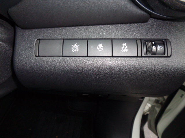 エマージェンシーブレーキ　ステアリングヒーター