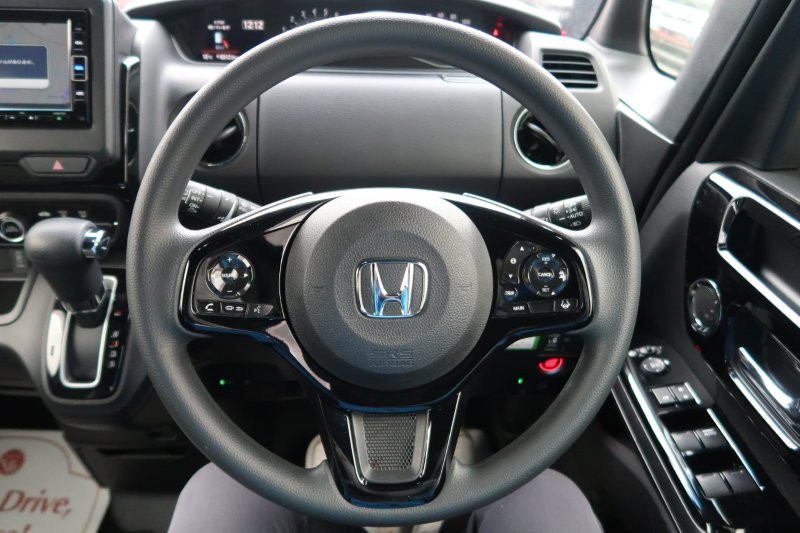 ハンドルのスイッチで簡単なオーディオ操作可能