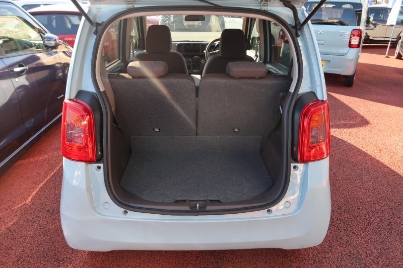 奥行きのあるラゲッジスペース