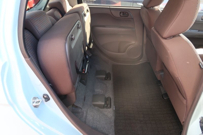 後席フロアも広く使える