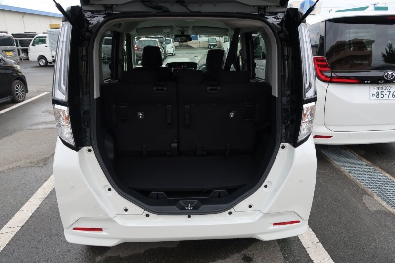 乗せる荷物に合わせてシートアレンジ可能　　　T.O