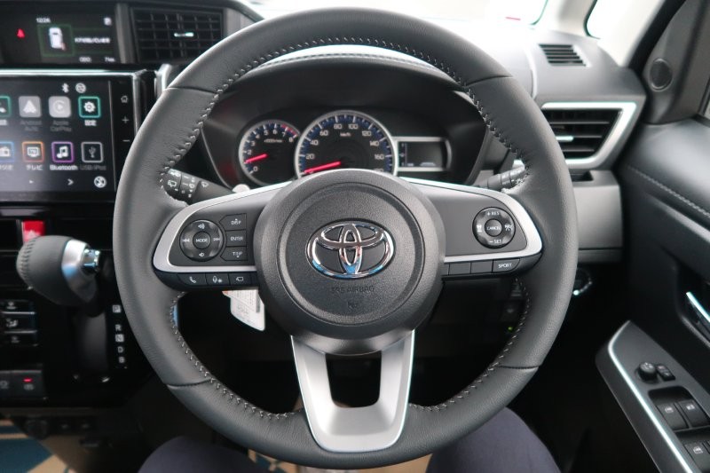 ハンドルのスイッチで簡単なオーディオ操作可能