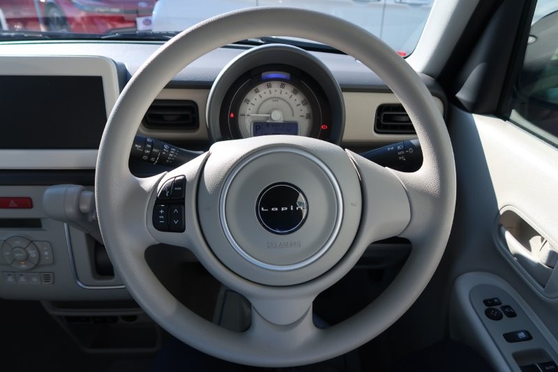 ハンドルのスイッチで簡単なオーディオ操作可能